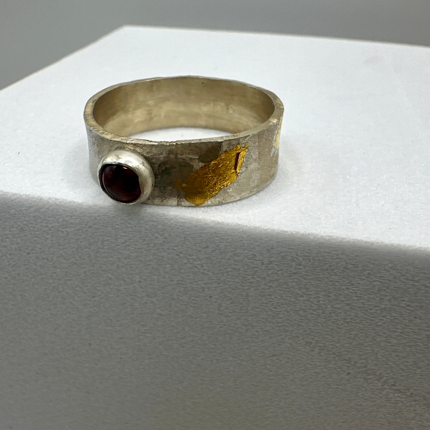 Keumbo and reticulation ring in silver and gold with garnet cabochone