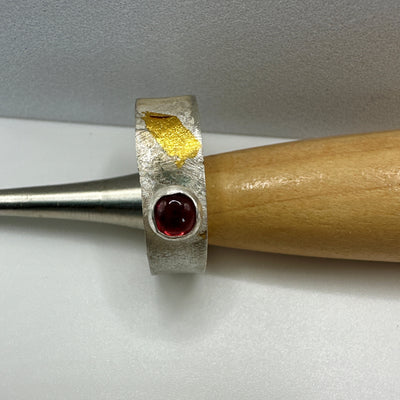 Keumbo and reticulation ring in silver and gold with garnet cabochone