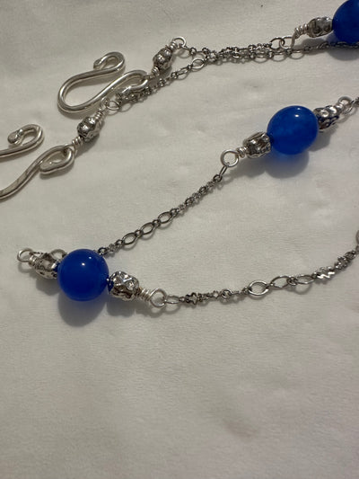 Necklace featuring blue jada and rhodium-plated brass with brass chain. Closure in silver handmade