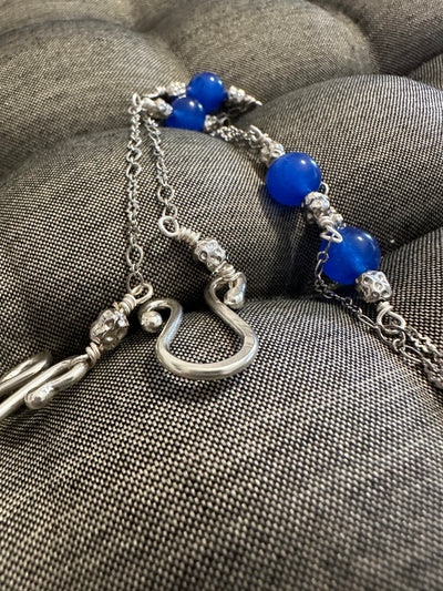 Necklace featuring blue jada and rhodium-plated brass with brass chain. Closure in silver handmade