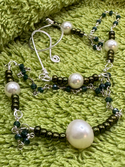 Two shades of green, pearls and silver necklace