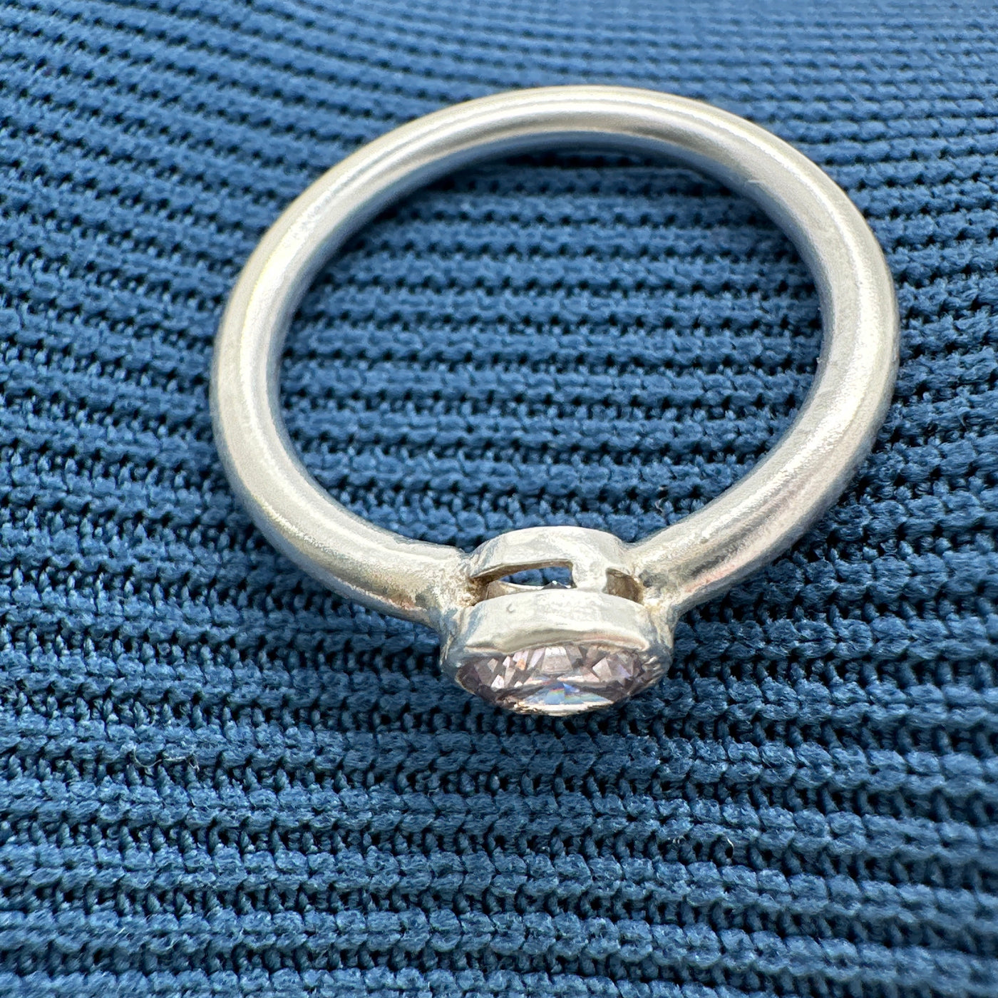 5.5 mm lavander cubic zirconia  silver ring size O g 3