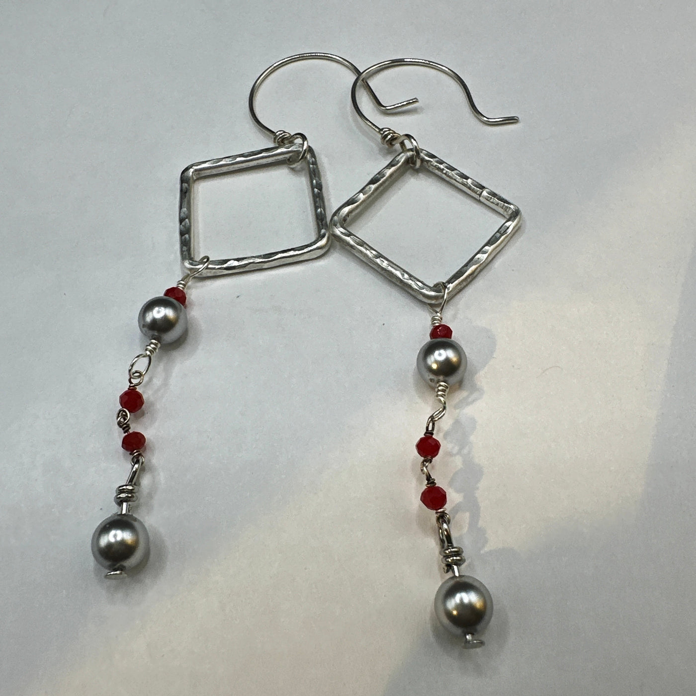 Earrings silver 925 with red beads and light grey pearls and a square silver insert