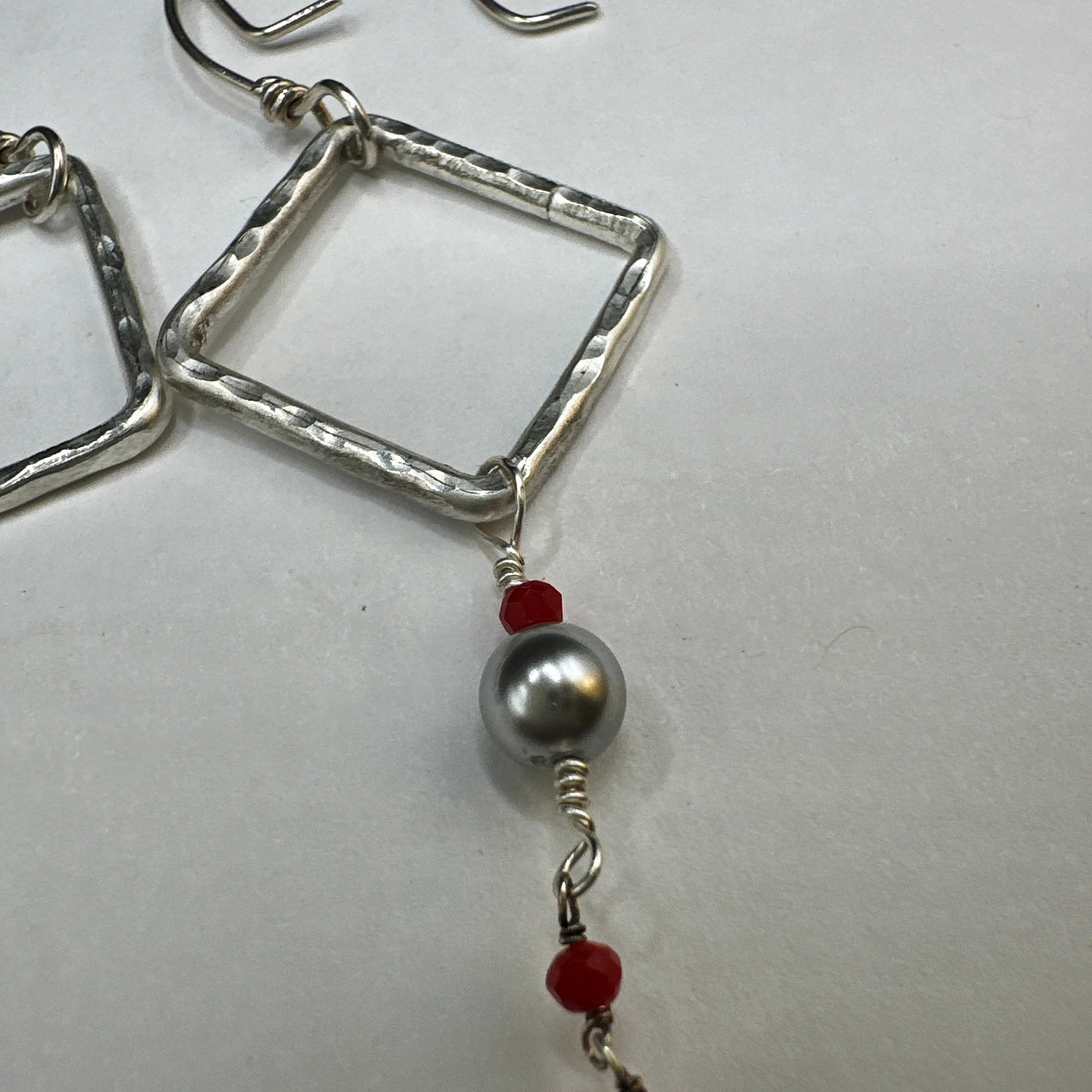Earrings silver 925 with red beads and light grey pearls and a square silver insert