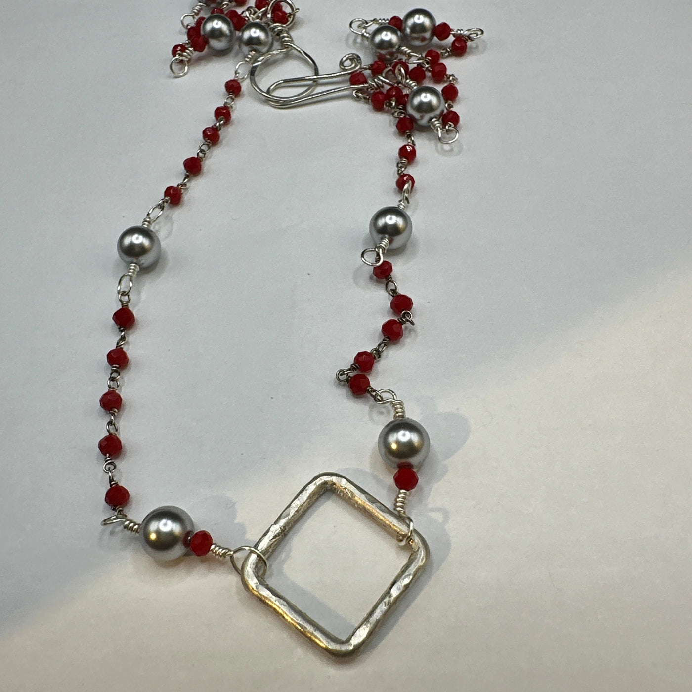 Necklace silver 925 with red beads and light grey pearls and a square silver insert as a centrepiece