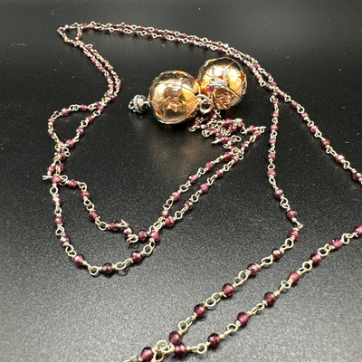 Lange Schal-Halskette aus Silber 925 mit violetten Perlen und funkelndem, trapezförmigem Kugelanhänger