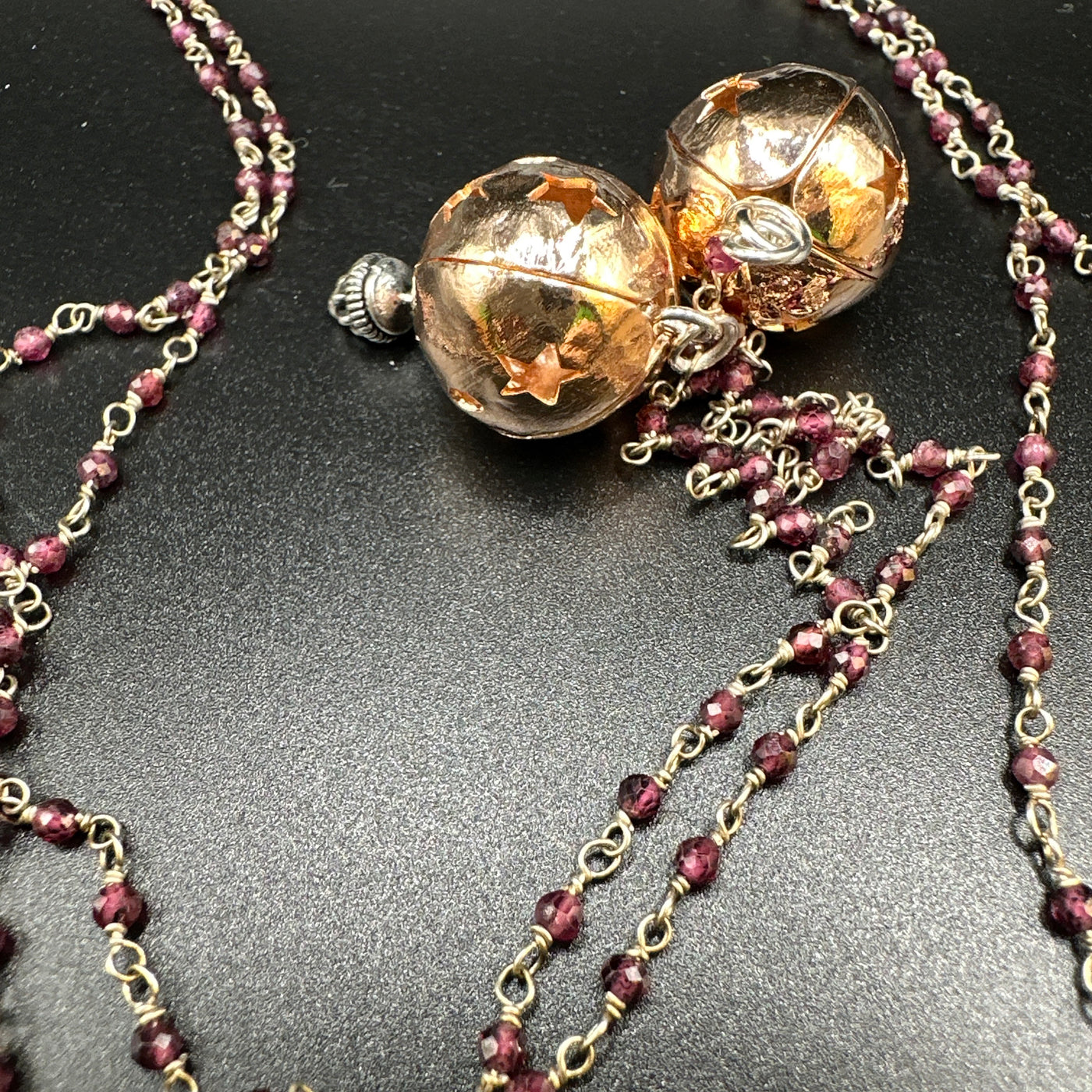 Lange Schal-Halskette aus Silber 925 mit violetten Perlen und funkelndem, trapezförmigem Kugelanhänger
