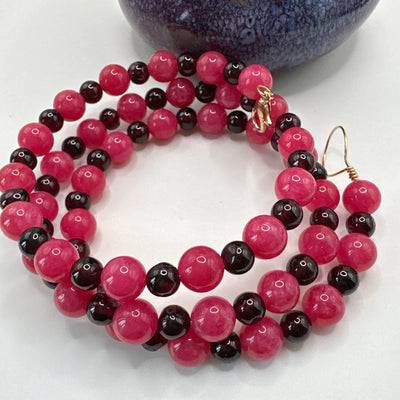 Rigid bracelet with pink quartz and red pearls