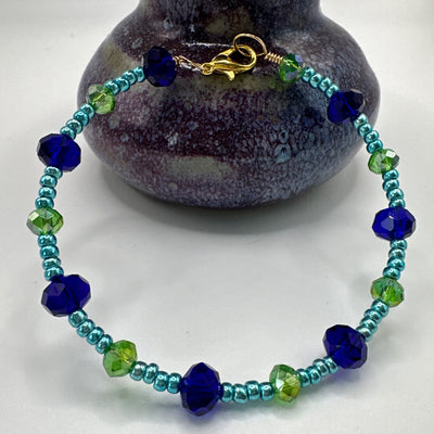 Bracelet rigide avec verre facetté bleu et vert et perles bleues métallisées