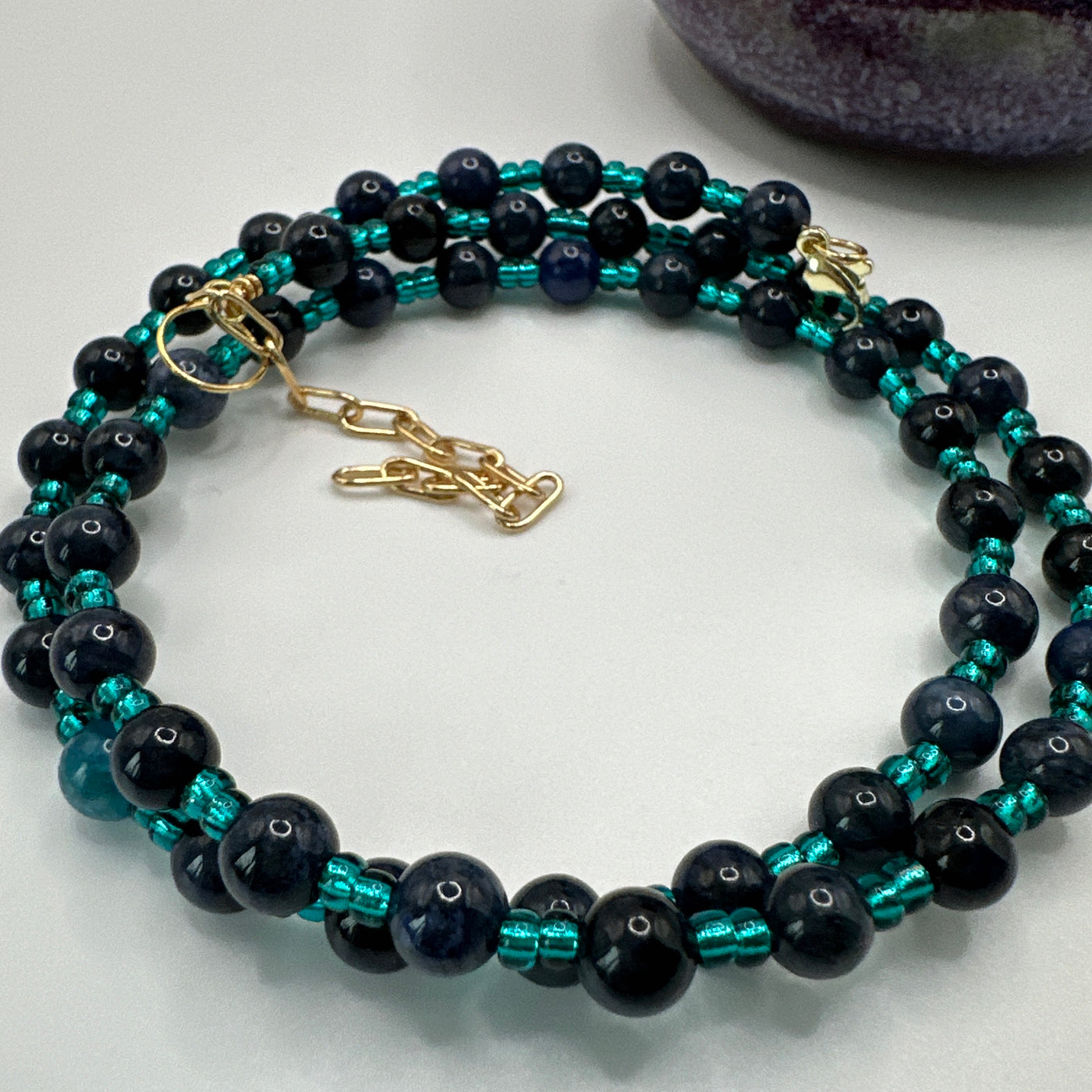 Rigid bracelet with duomertite and tyle blue pearls