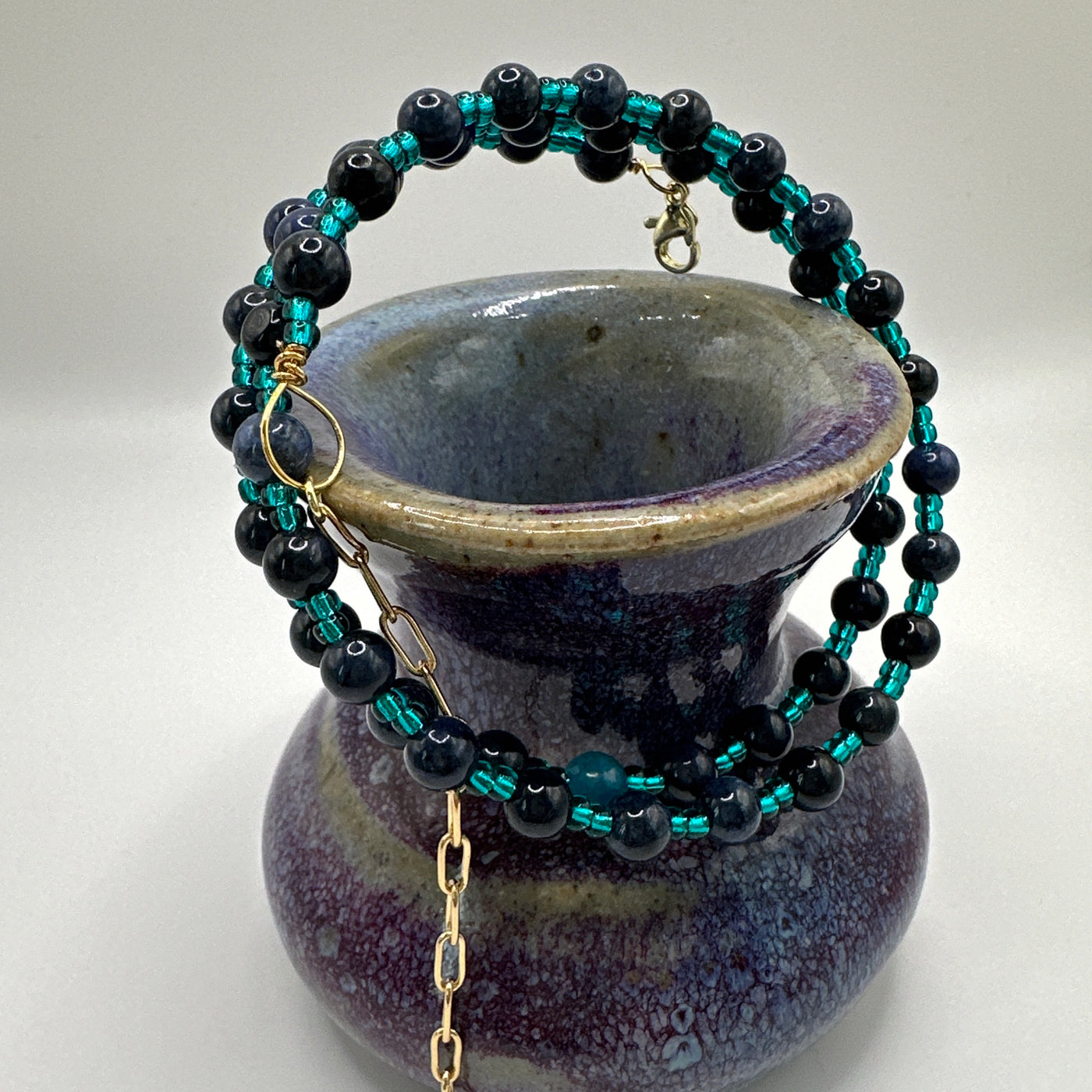 Bracelet rigide avec perles duomertite et tyle bleues
