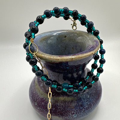 Rigid bracelet with duomertite and tyle blue pearls