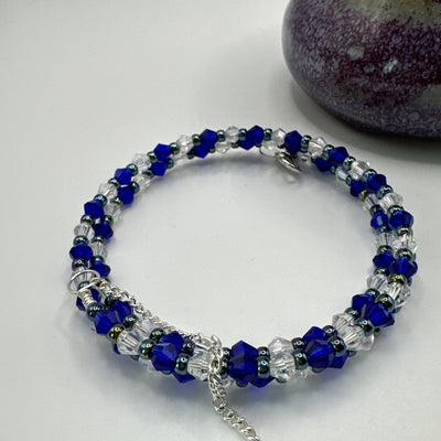 Rigid bracelet with blue and white faceted glass and metallic blue pearls 