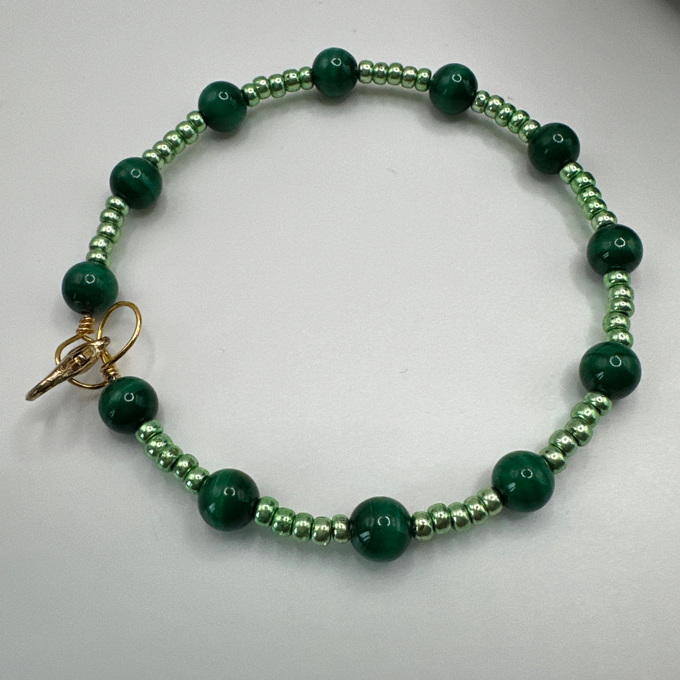 Rigid bracelet with malachite and metallic green pearls 