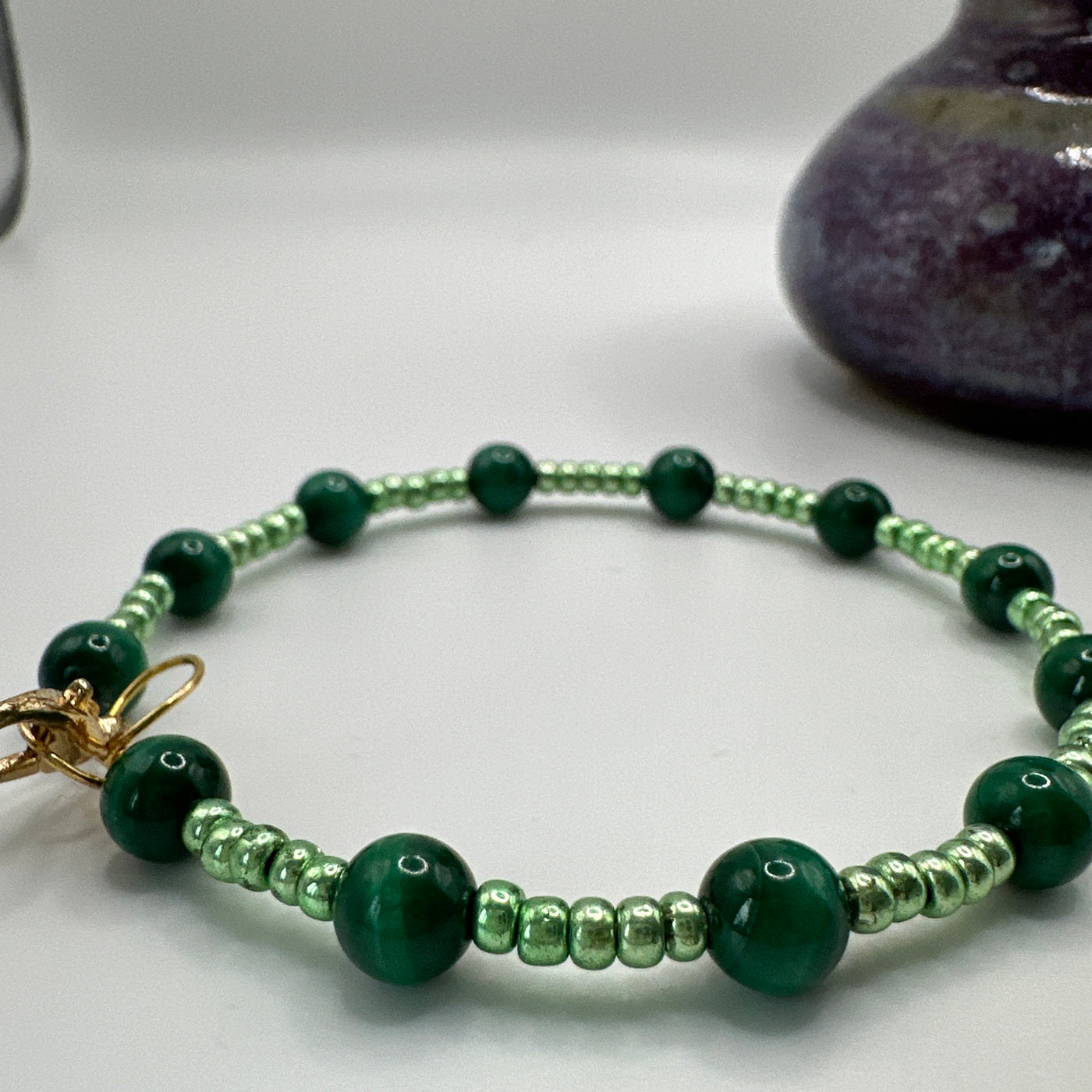 Rigid bracelet with malachite and metallic green pearls 