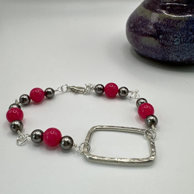 Bracelet with silver rectangle and grey and rose quartz pearls,