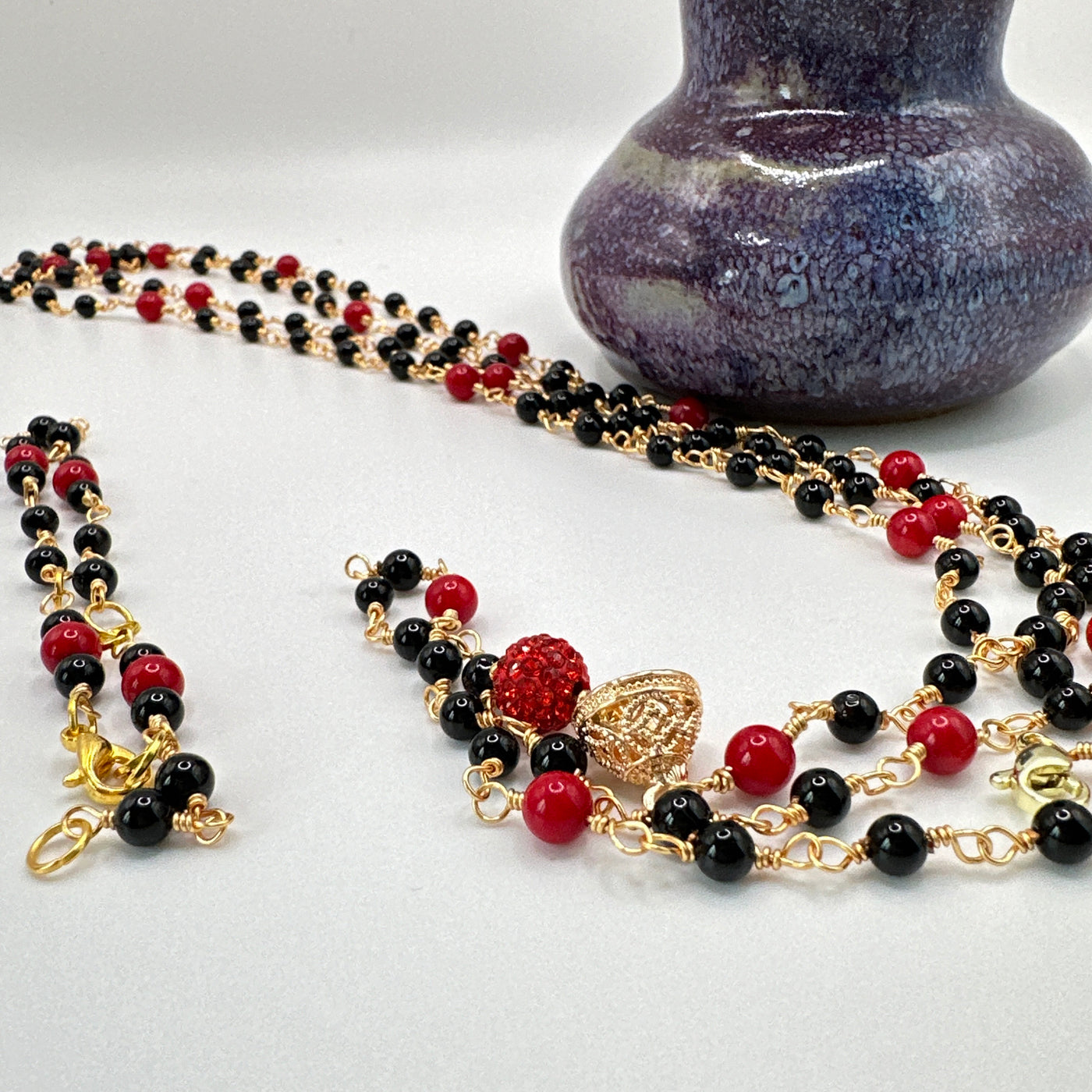 Bracelet in brass and onyx with red corals