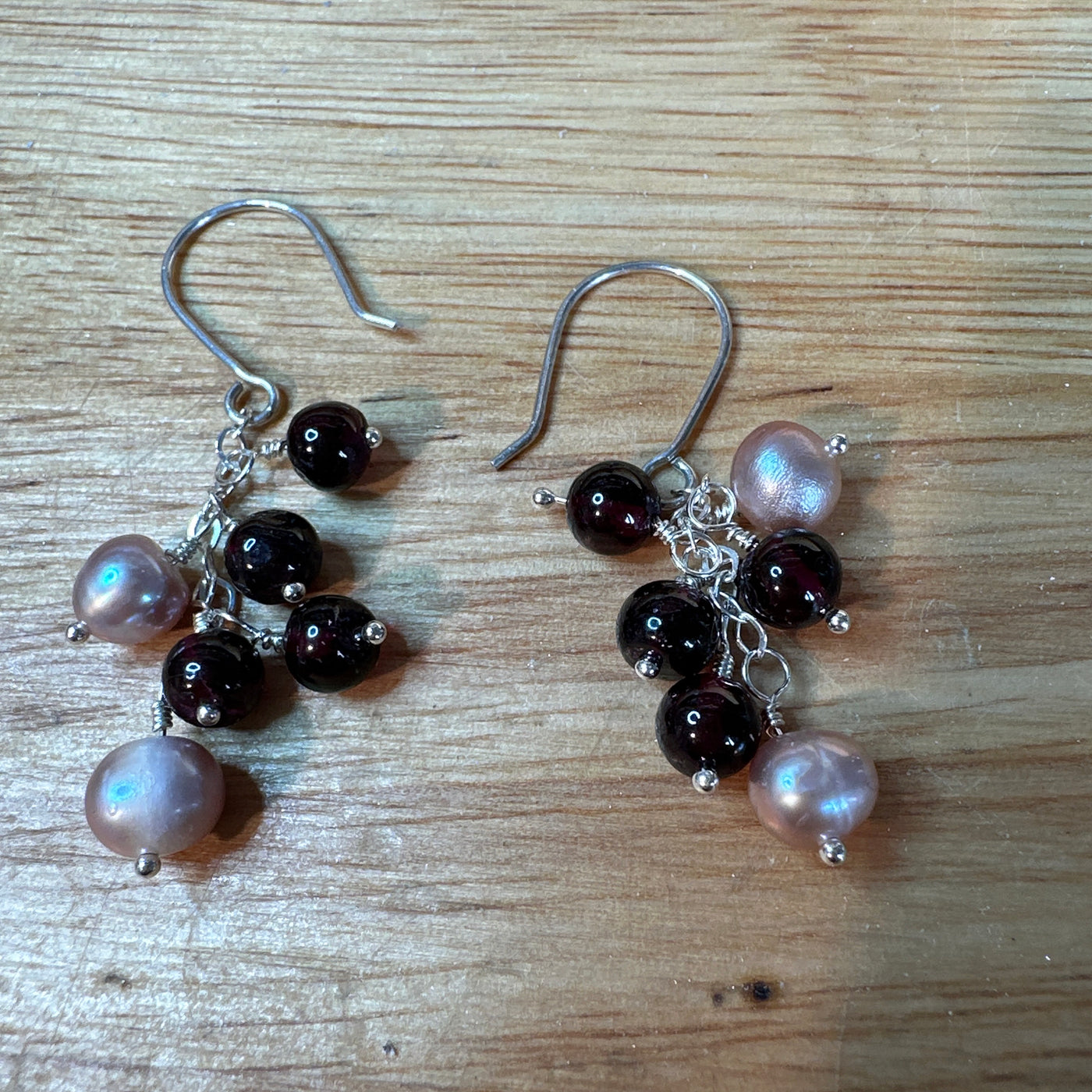 Grenats and potato pearls earrings on silver