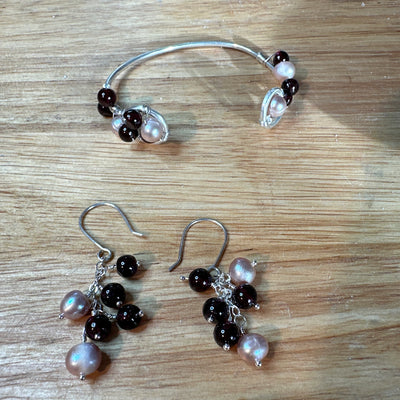 Grenats and potato pearls earrings on silver