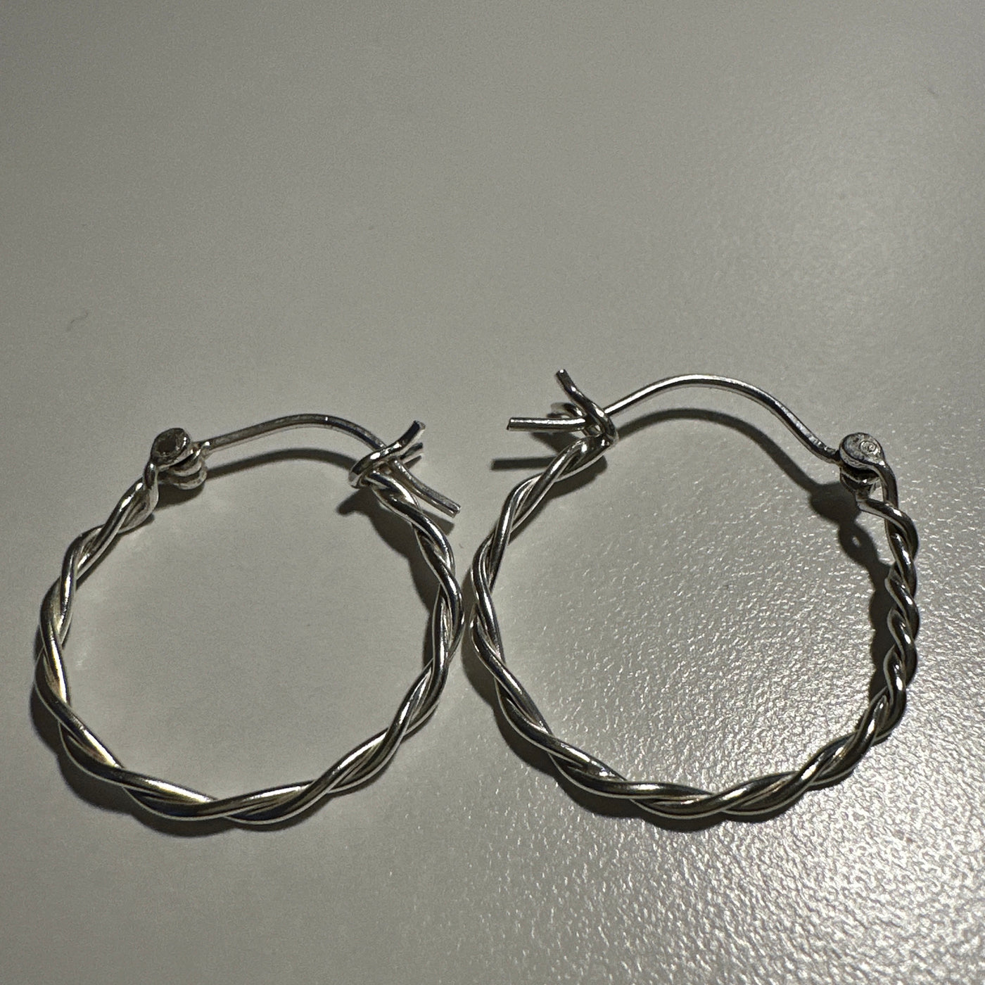 Twisted round earrings. Silver