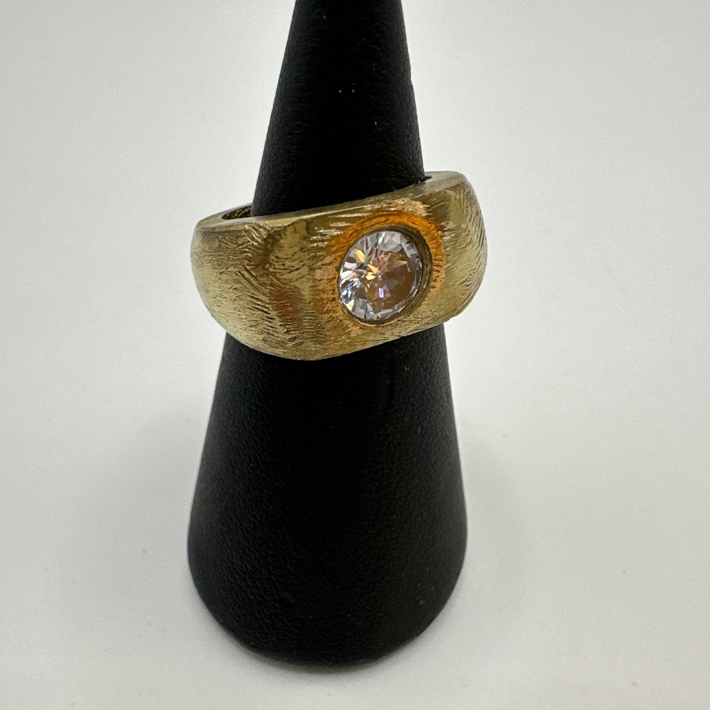 Signet ring in brass with 6 mm while cubic zircon.