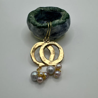 Zama round earrings with freswater pearls