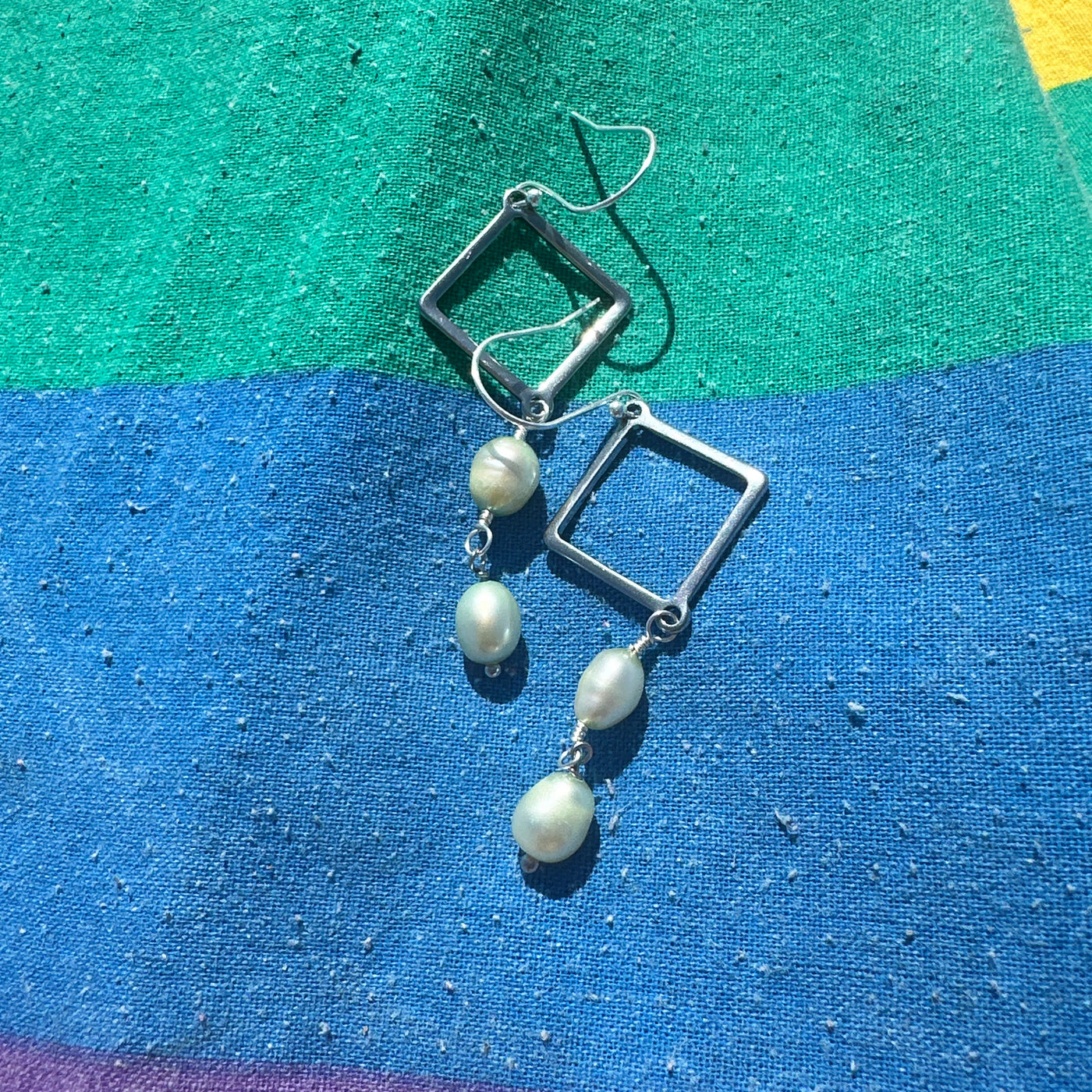 Freshwater pearls earrings with square steel elements