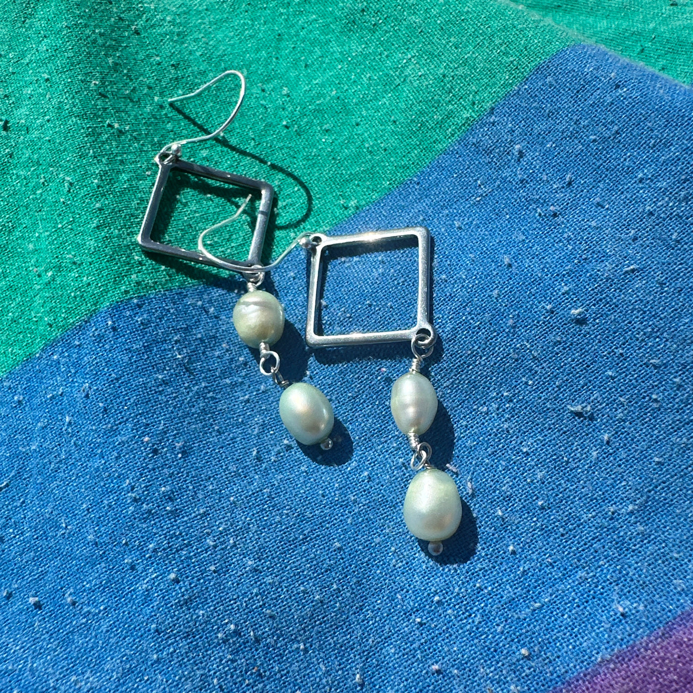 Freshwater pearls earrings with square steel elements