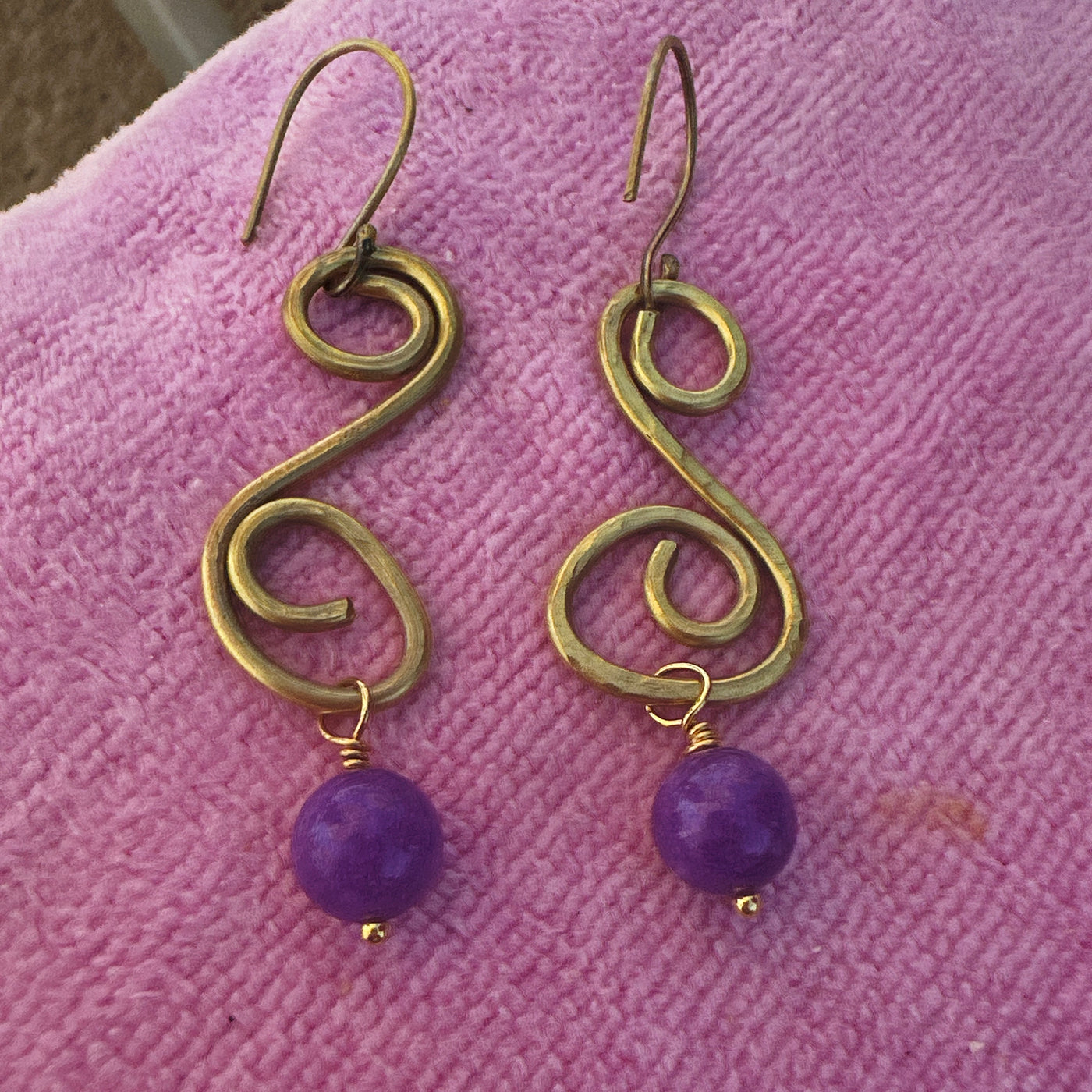 Brass circunvolutions and violet giade earrings 