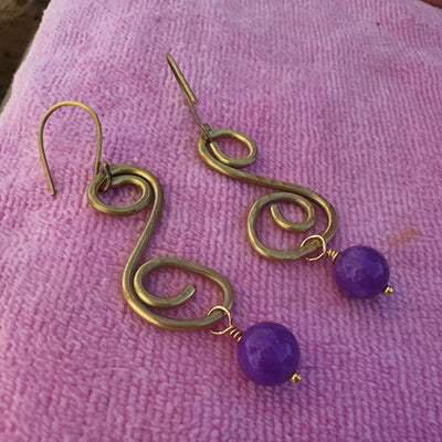 Brass circunvolutions and violet giade earrings 