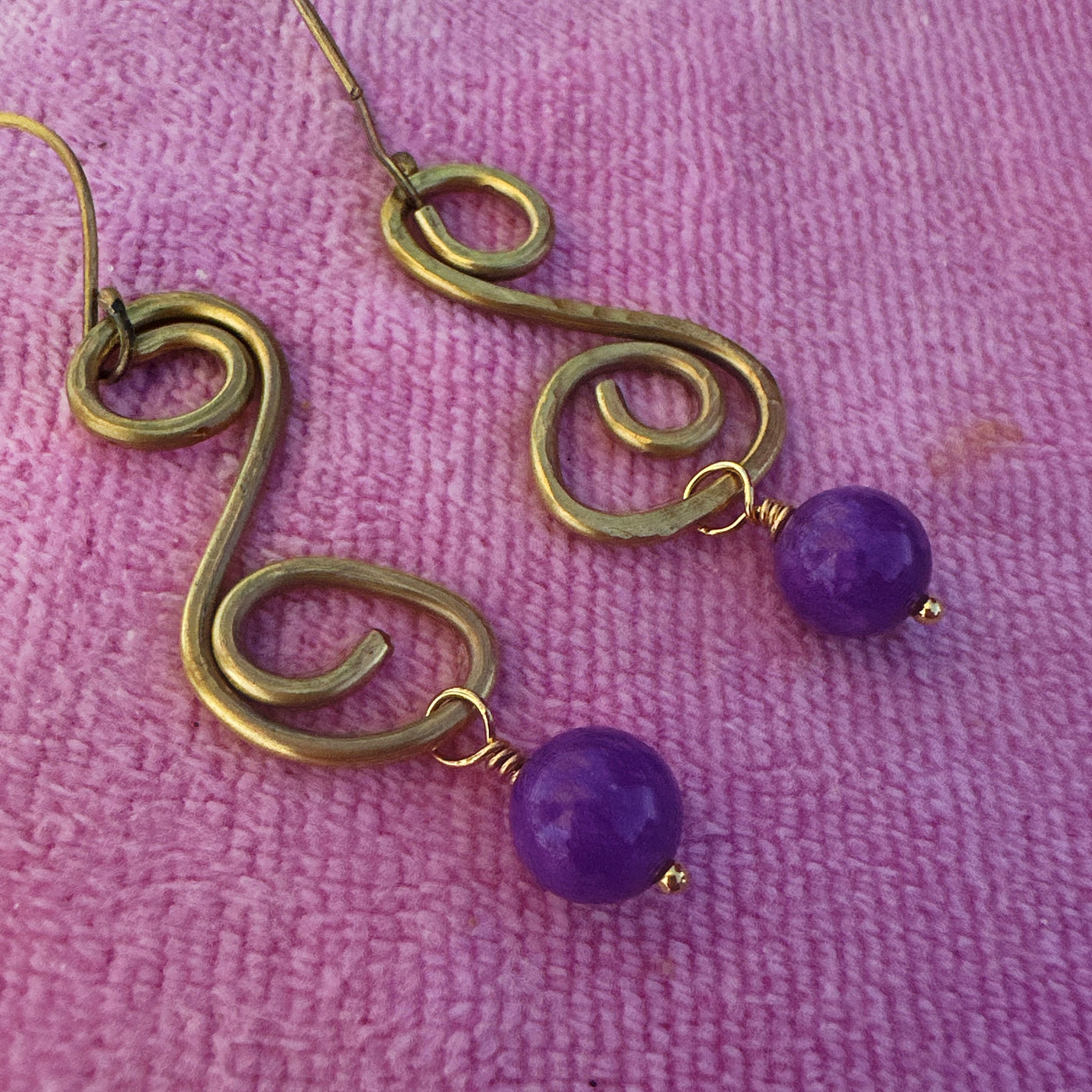 Brass circunvolutions and violet giade earrings 