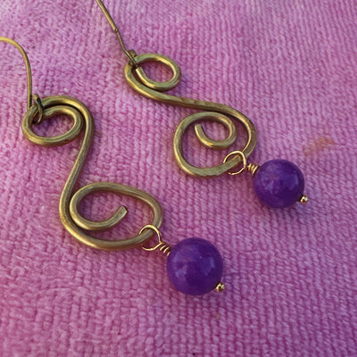 Brass circunvolutions and violet giade earrings 