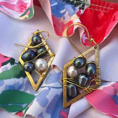 Freshwater pearls and bronze romboid earrings 