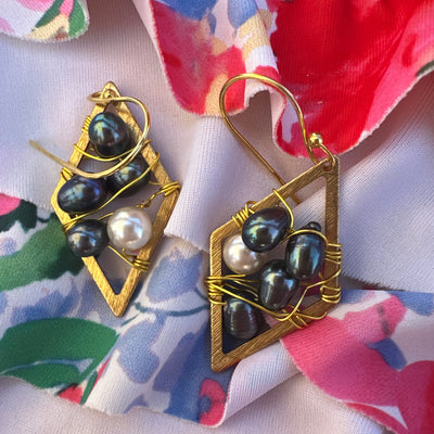 Freshwater pearls and bronze romboid earrings 