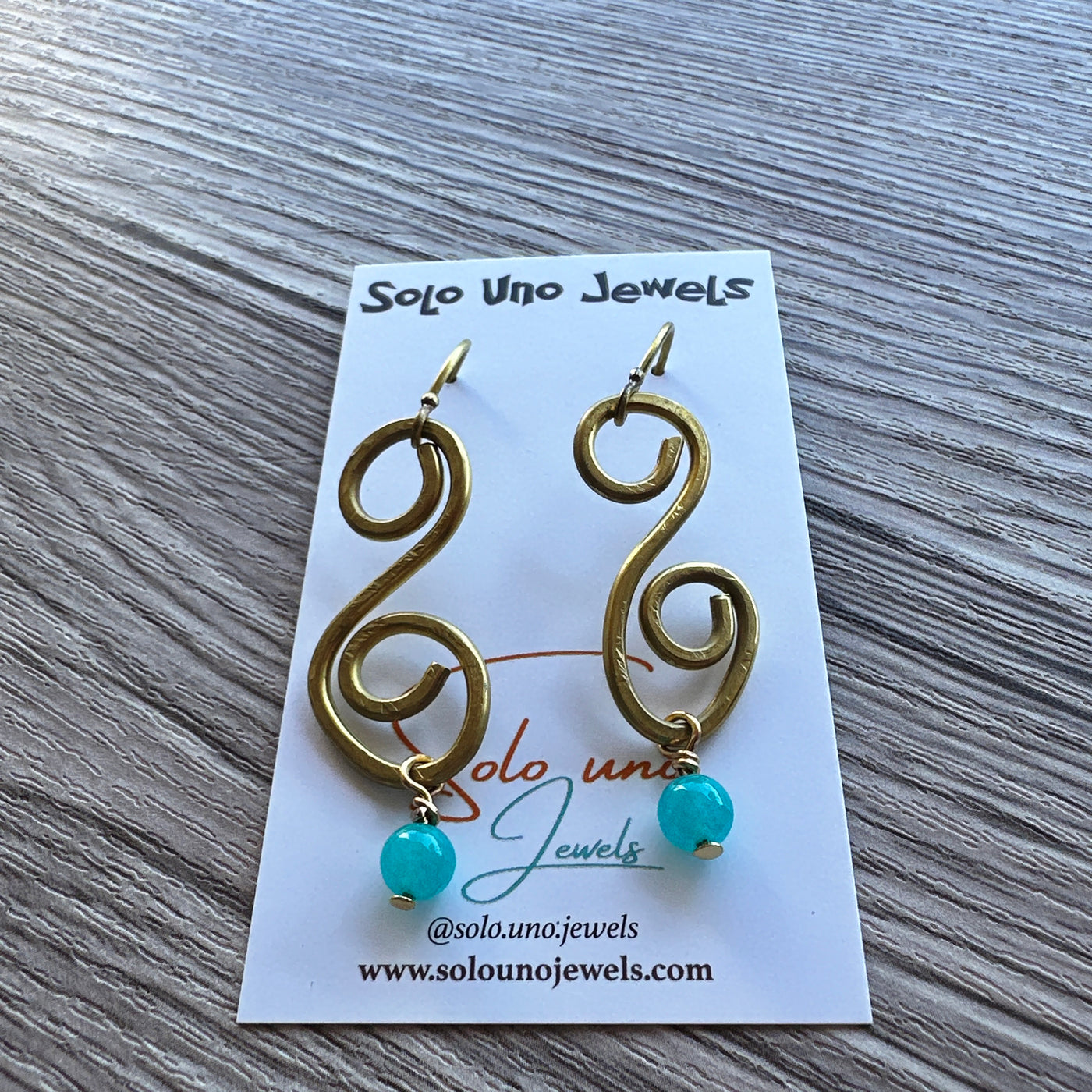 Brass circunvolutions and turquoise giade earrings