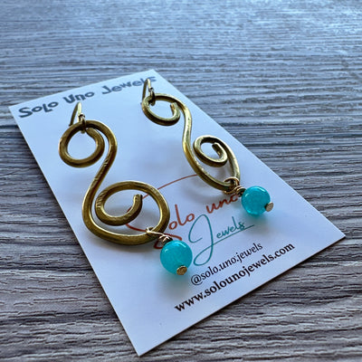 Brass circunvolutions and turquoise giade earrings