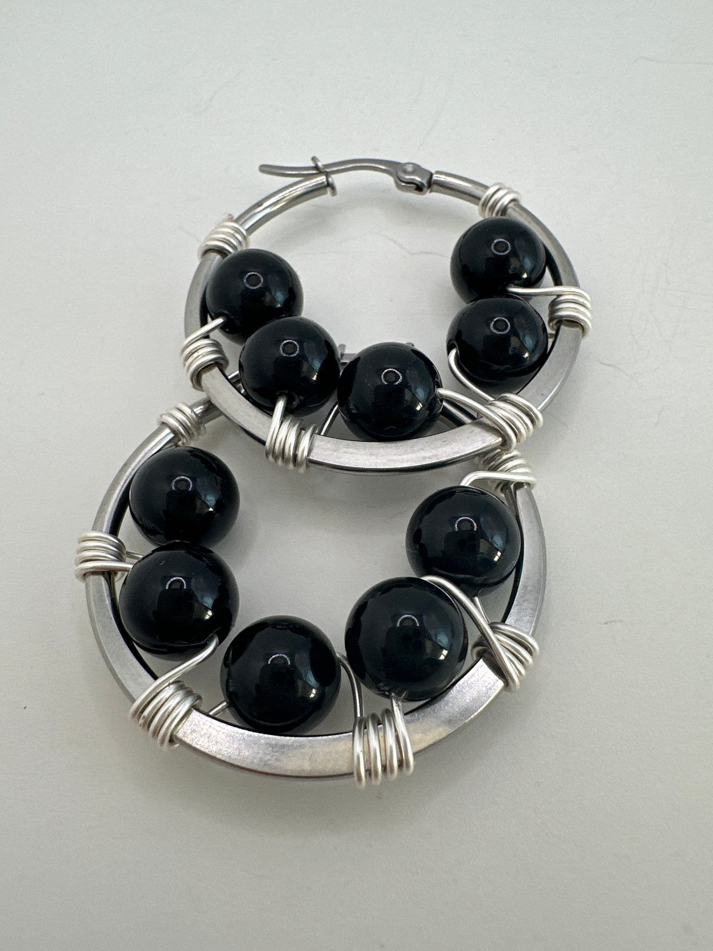 Onyx earrings on round plate steel circle