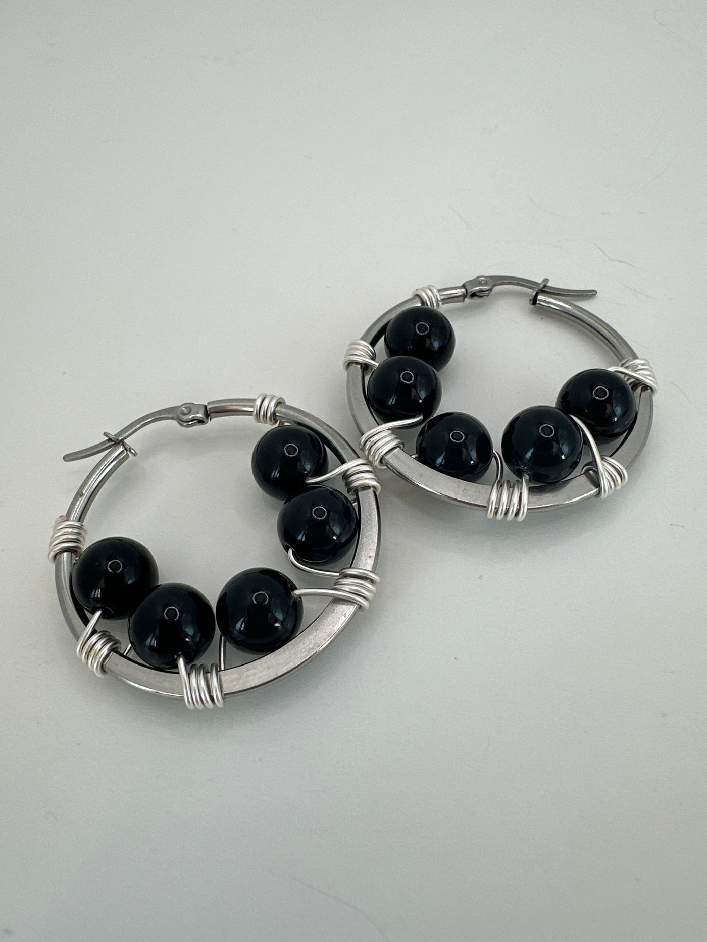 Onyx earrings on round plate steel circle