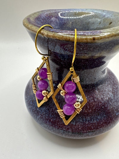 Triangular bronze earrings with purple giada pearls