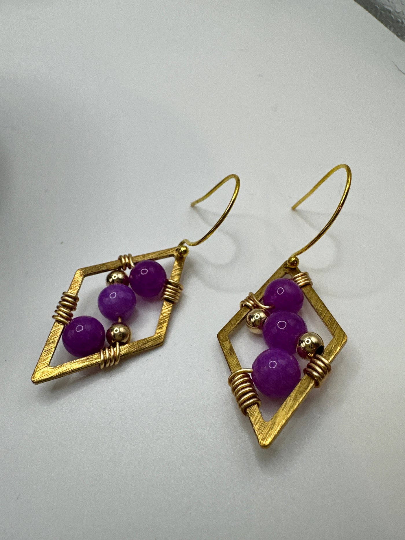 Triangular bronze earrings with purple giada pearls