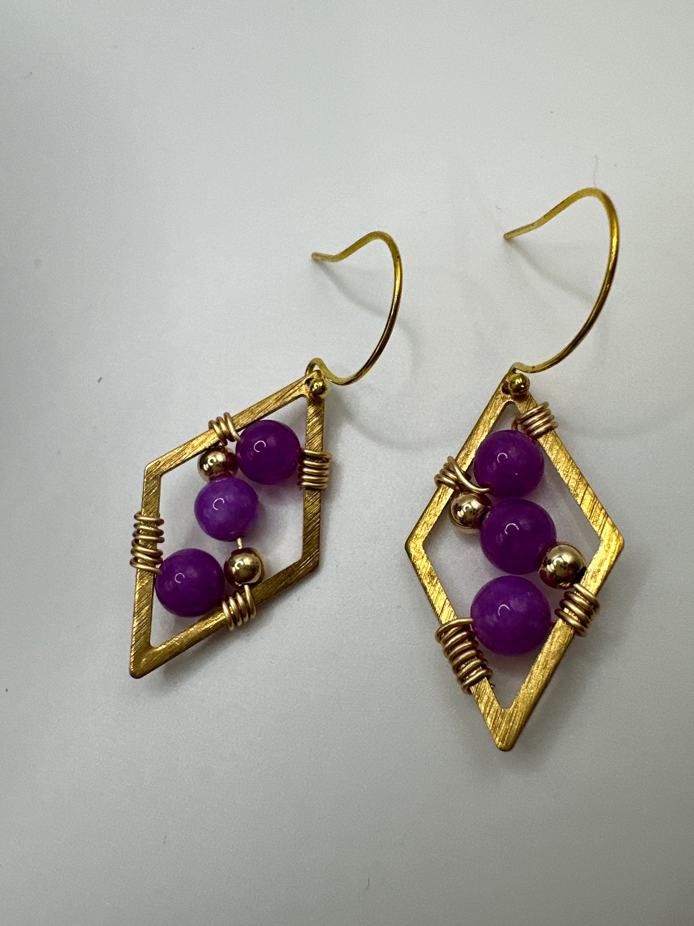 Triangular bronze earrings with purple giada pearls