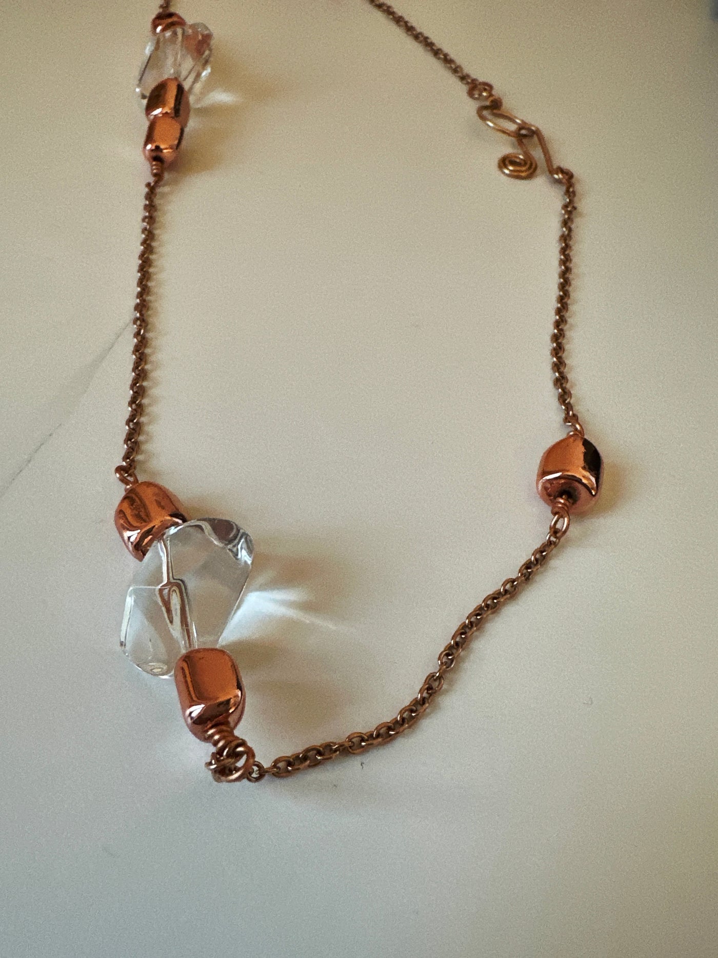 Transparent irregular crystals on 'forzatina' steel pink gold chain and brass pink gold elements. 54 cm