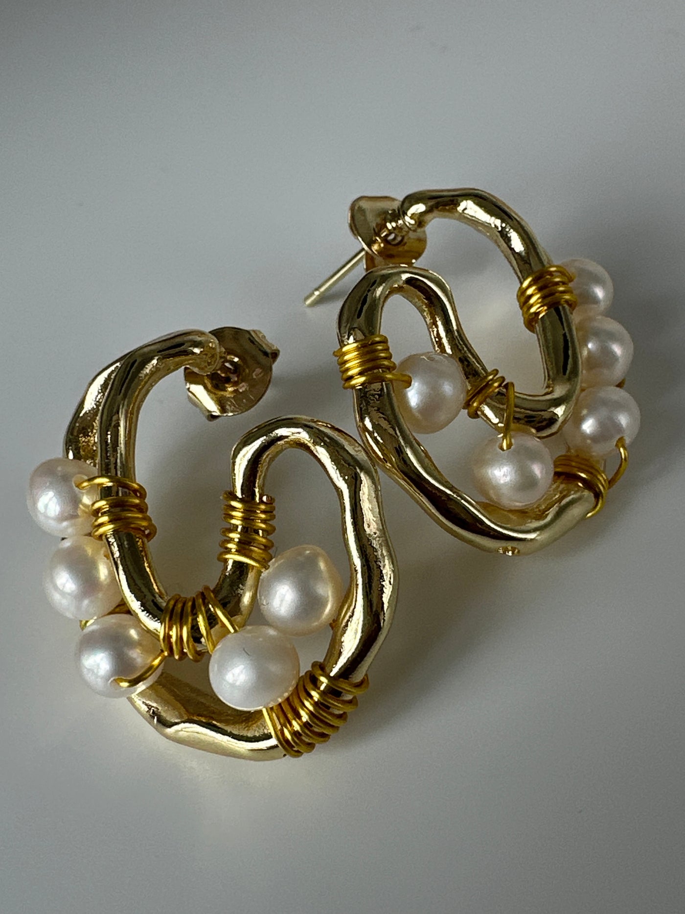Bronze and white pearls earrings