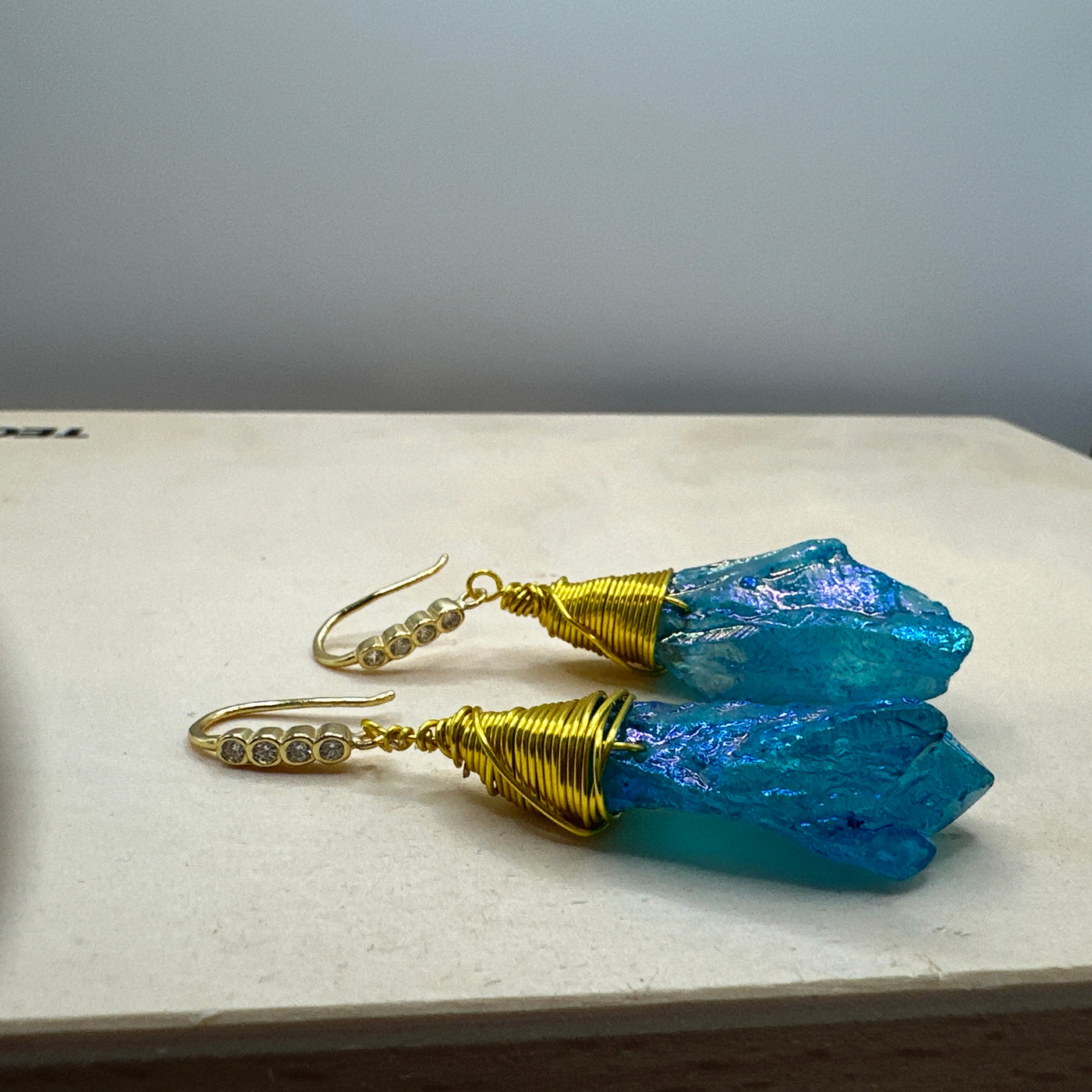 Crystal earrings with 'monachella' in brass and white zircons