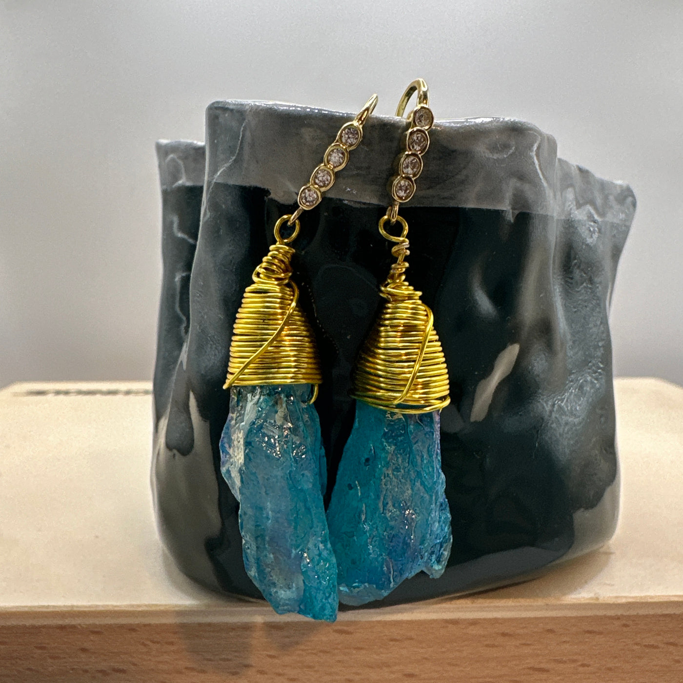 Crystal earrings with 'monachella' in brass and white zircons