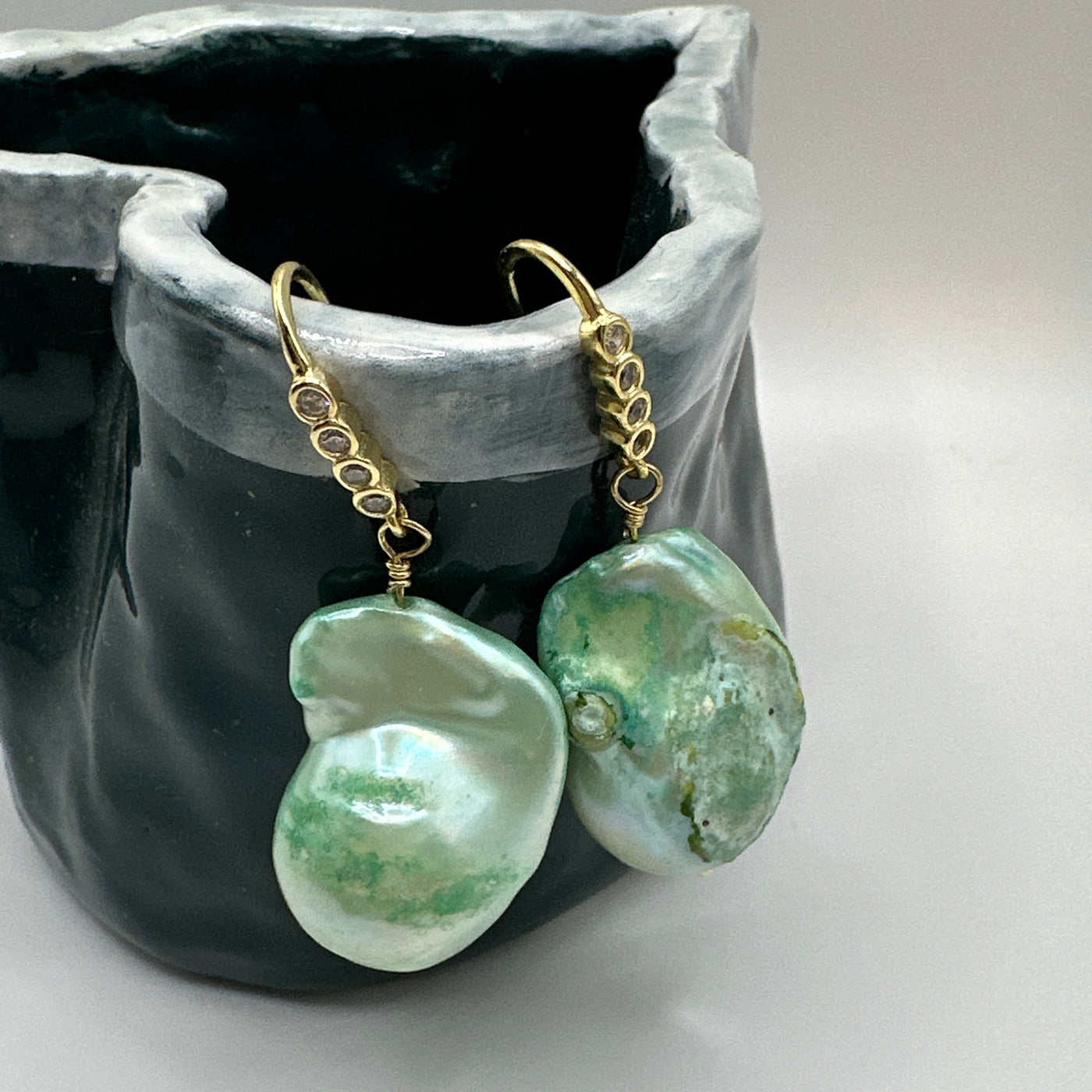 Baroque green pearls earrings with 'monachella' in brass and white zircons 