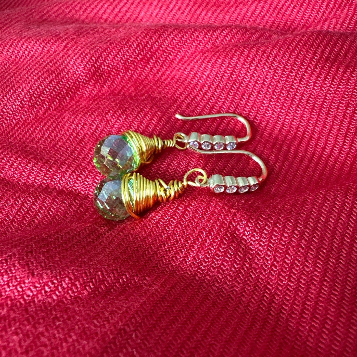 Pearl and green briolette crystals earrings with 'monachella' in brass and white zircons