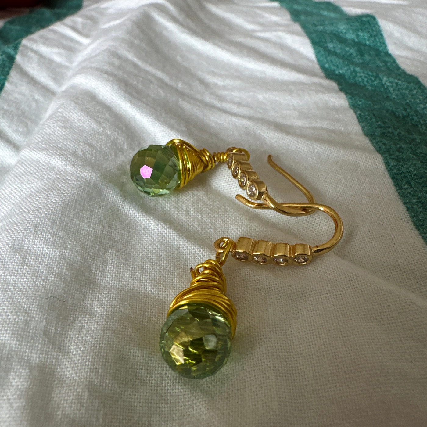 Pearl and green briolette crystals earrings with 'monachella' in brass and white zircons