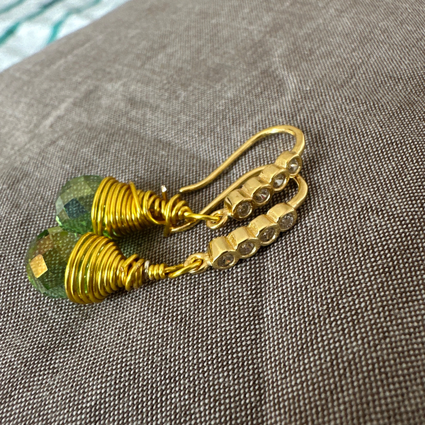 Pearl and green briolette crystals earrings with 'monachella' in brass and white zircons