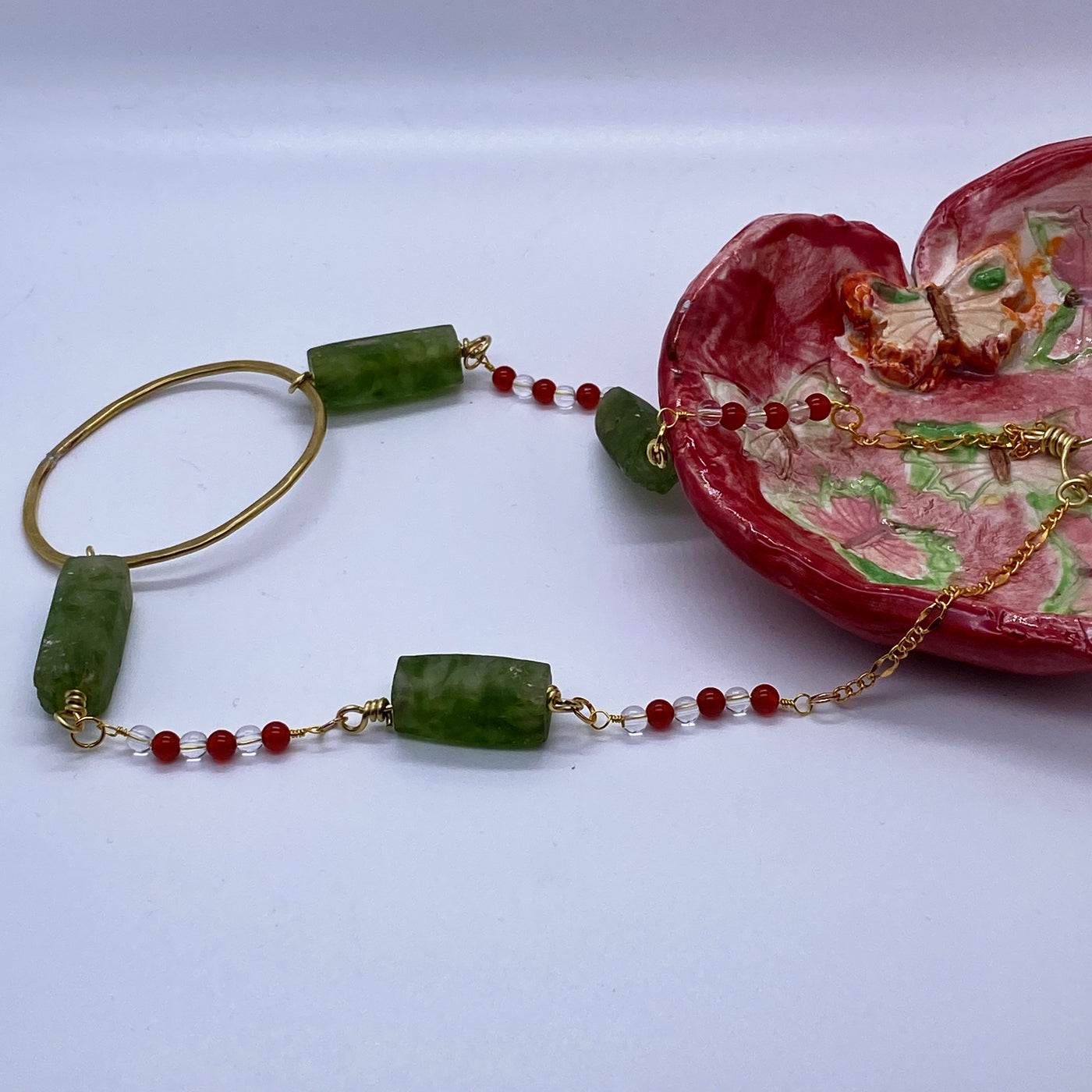 Green glass, carnelian and quarz necklace with brass